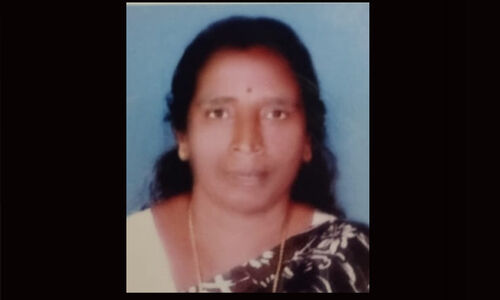 വീട്ടുമുറ്റത്ത് നിൽക്കവേ മരം വീണ് വീട്ടമ്മയ്ക്ക് ദാരുണാന്ത്യം വീട്ടുമുറ്റത്ത് നിൽക്കവേ മരം വീണ് വീട്ടമ്മയ്ക്ക് ദാരുണാന്ത്യം