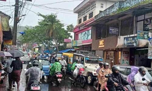 ഗതാഗതക്കുരുക്കിൽ വീർപ്പുമുട്ടി നരിക്കുനി അങ്ങാടി ഗതാഗതക്കുരുക്കിൽ വീർപ്പുമുട്ടി നരിക്കുനി അങ്ങാടി