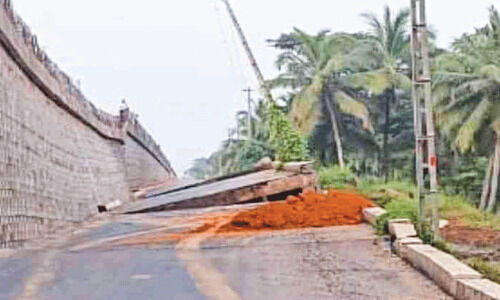 ദേ​ശീ​യ​പാ​ത നി​ർ​മാ​ണ​ത്തി​നി​ടെ ഓ​വ​ർ ബ്രി​ഡ്ജി​നോ​ട​നു​ബ​ന്ധി​ച്ച മ​തി​ലും സ​ർ​വി​സ് റോ​ഡും ഇ​ടി​ഞ്ഞു