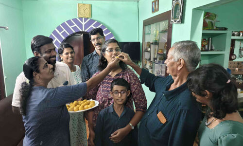 രാ​പ്പ​ക​ലി​ല്ലാ​ത്ത ക​ഠി​നാ​ധ്വാ​നം, ക​ർ​ഷ​ക കു​ടും​ബ​ത്തിലേക്ക് ഐ.എ.എസ്; മലയോര മേഖലയുടെ​ അഭിമാനമായി സോനെറ്റ് ജോസ്