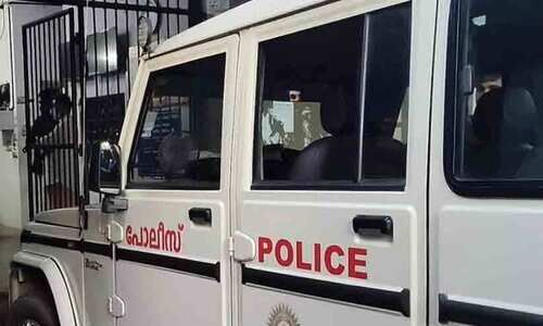 ശുചിമുറി മാലിന്യം തള്ളിയവരെ നാട്ടുകാര് പിടികൂടി പൊലീസില് ഏല്പ്പിച്ചു ശുചിമുറി മാലിന്യം തള്ളിയവരെ നാട്ടുകാര് പിടികൂടി പൊലീസില് ഏല്പ്പിച്ചു