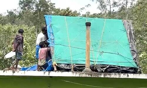 കാട്ടാനകളെ ഭയന്ന്​ വീടിന്​ മുകളിൽ കുടിൽ; പ്രാണൻ മുറുകെപ്പിടിച്ച്​ ഒരു നാട്