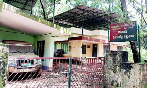 വ​നം സം​ര​ക്ഷി​ക്കേ​ണ്ട ഓ​ഫി​സും വെ​റ്റ​റി​ന​റി ക്ലി​നി​ക്കും അ​ട​ച്ചുപൂ​ട്ടി​യി​ട്ട് വ​ർ​ഷ​ങ്ങ​ൾ