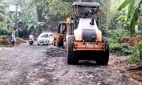 പൊടിയിൽ കുളിച്ച് റോഡ് നവീകരണം; ജനജീവിതം ദുസ്സഹം പൊടിയിൽ കുളിച്ച് റോഡ് നവീകരണം; ജനജീവിതം ദുസ്സഹം