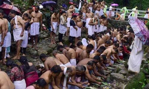 ക​ർ​ക്ക​ട​ക​വാ​വ്: തി​രു​നെ​ല്ലി​യി​ൽ ബ​ലി​ത​ർ​പ്പ​ണം ന​ട​ത്തി ആ​യി​ര​ങ്ങ​ൾ