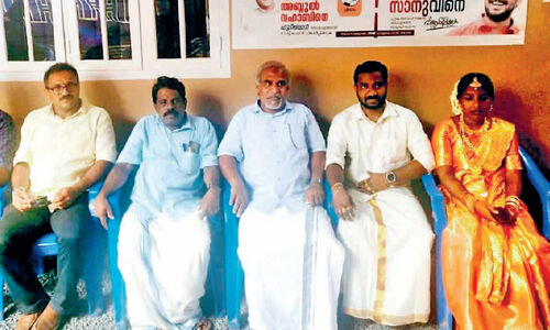 എ​ൽ.​ഡി.​എ​ഫ് സ്ഥാ​നാ​ർ​ഥി​ക്ക് സ്വീ​ക​ര​ണ​മൊ​രു​ക്കി   വ​ര​നും വ​ധു​വും