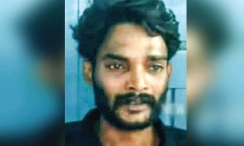 കടമ്പഴിപ്പുറത്ത് രണ്ടുപേർക്ക് വെട്ടേറ്റ സംഭവം; ഒരാൾ പിടിയിൽ കടമ്പഴിപ്പുറത്ത് രണ്ടുപേർക്ക് വെട്ടേറ്റ സംഭവം; ഒരാൾ പിടിയിൽ