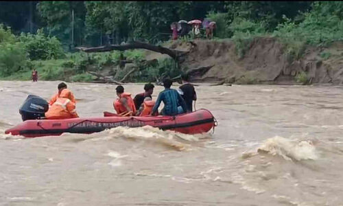 കുത്തിയൊഴുകി ചാലിയാര്; ദുരിതത്തിലായ ആദിവാസികള്ക്ക് രക്ഷകരായി അഗ്നിരക്ഷാ സേന കുത്തിയൊഴുകി ചാലിയാര്; ദുരിതത്തിലായ ആദിവാസികള്ക്ക് രക്ഷകരായി അഗ്നിരക്ഷാ സേന