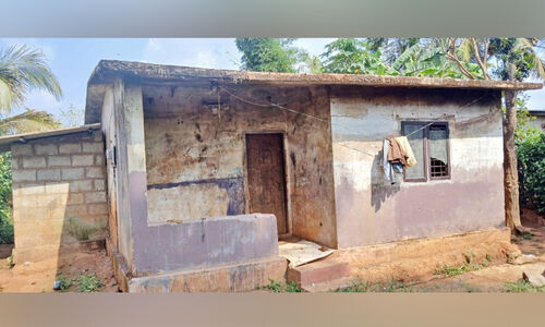 ഊരാംകുന്നിൽ ഇടിഞ്ഞുപൊളിഞ്ഞു വീഴാറായ വീടുകളിൽ കഴിയുന്നത് നൂറോളം കുടുംബങ്ങൾ ഊരാംകുന്നിൽ ഇടിഞ്ഞുപൊളിഞ്ഞു വീഴാറായ വീടുകളിൽ കഴിയുന്നത് നൂറോളം കുടുംബങ്ങൾ