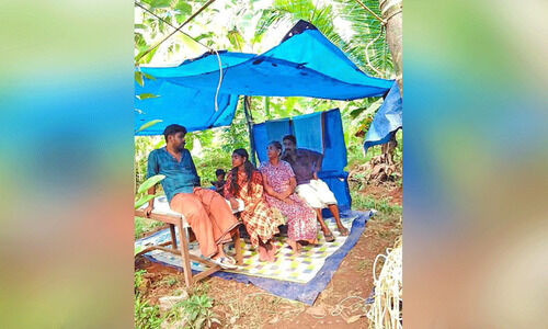 വീടും സ്ഥലവും ജപ്തിചെയ്തു: ഗൃഹനാഥനും കുടുംബവും പെരുവഴിയിൽ