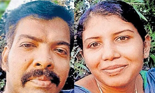 ഉദ്യോഗസ്ഥ ദമ്പതികൾ വീട്ടുപറമ്പിൽ മരിച്ച നിലയിൽ