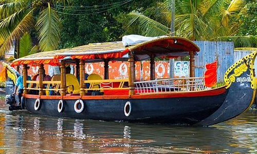 ടൂറിസത്തിന്റെ മറവിൽ അനധികൃത ജലയാനങ്ങൾ ടൂറിസത്തിന്റെ മറവിൽ അനധികൃത ജലയാനങ്ങൾ