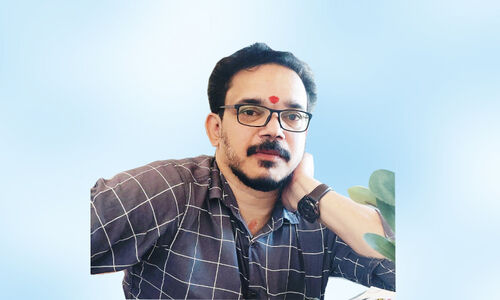 തൂണേരിയിലെ വരികൾ പറയുന്നു;  ‘കലാപ്രതിഭകളെ   സ്വാഗതം, സുസ്വാഗതം