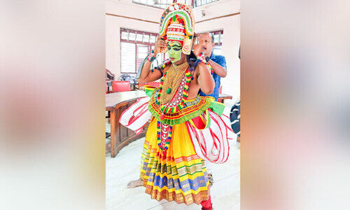 ലഹരിക്കെതിരെ ഓട്ടൻതുള്ളലുമായി എക്സൈസ് ഉദ്യോഗസ്ഥൻ