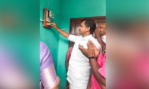 കാത്തിരിപ്പിനറുതി; അഞ്ച് ആദിവാസി ഉന്നതികളിൽ വെളിച്ചമെത്തി കാത്തിരിപ്പിനറുതി; അഞ്ച് ആദിവാസി ഉന്നതികളിൽ വെളിച്ചമെത്തി