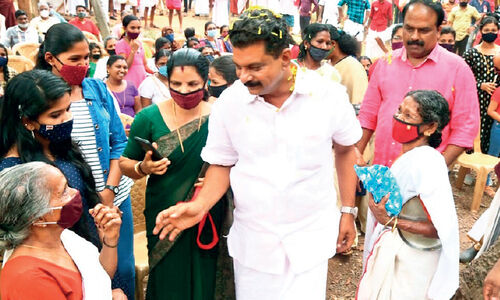 നിലമ്പൂർ: അ​ങ്ക​പ്പോ​രി​ൽ മു​മ്പ​നാ​വാ​ൻ പ​തി​നെ​ട്ട​ട​വും ത​ട​വും