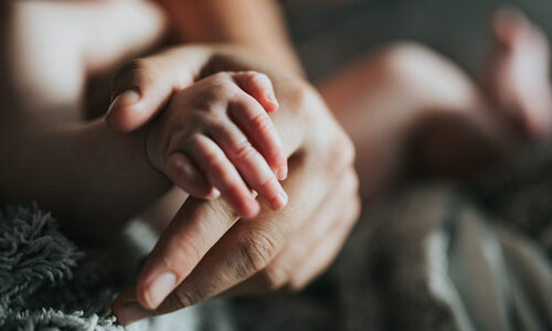 ടെറസിൽനിന്ന് വീണ് ചികിത്സയിലായിരുന്ന ഒന്നര വയസ്സുകാരൻ മരിച്ചു ടെറസിൽനിന്ന് വീണ് ചികിത്സയിലായിരുന്ന ഒന്നര വയസ്സുകാരൻ മരിച്ചു