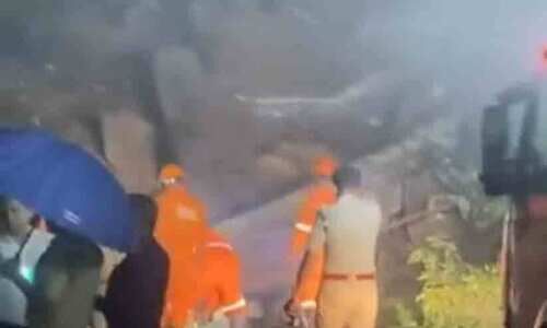 താമരശ്ശേരി ചുരത്തിൽ വീണ്ടും ഗതാഗതം നിരോധിച്ചു; അടിവാരത്തും ലക്കിടിയിലും വാഹനങ്ങൾ തടയും