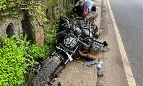 കോ​ണോ​ർ​വ​യ​ലി​ലെ അ​പ​ക​ടം: ഇ​രു​ച​ക്ര​വാ​ഹ​ന​ങ്ങ​ൾ ത​ക​ർ​ന്നു