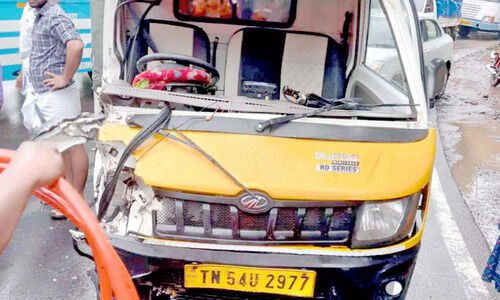 കരുമല വളവിൽ വീണ്ടും വാഹനാപകടം കരുമല വളവിൽ വീണ്ടും വാഹനാപകടം