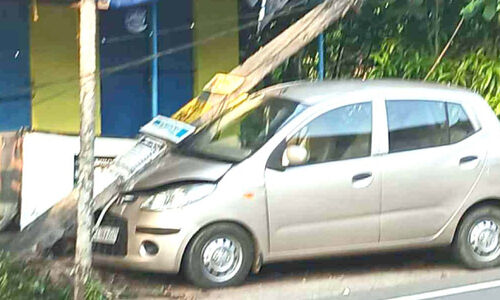 കാർ വൈദ്യുതി പോസ്റ്റിൽ ഇടിച്ചു കാർ വൈദ്യുതി പോസ്റ്റിൽ ഇടിച്ചു
