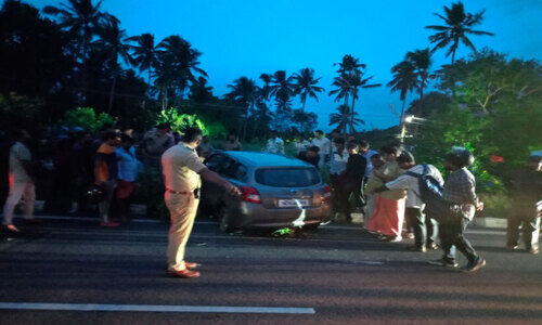 ലോറി ഇടിച്ച്​ നിയന്ത്രണം വിട്ട കാർ ഡിവൈഡറിൽ ഇടിച്ചുകയറി കുടുങ്ങി