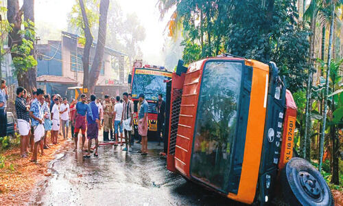 ഒതായി-അരീക്കോട് റോഡിൽ ലോറി മറിഞ്ഞ് അരമണിക്കൂർ ഗതാഗതം മുടങ്ങി