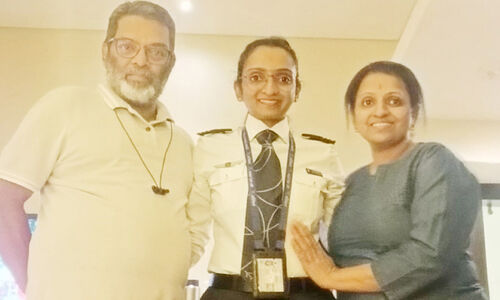 മ​ക​ൾ പ​റ​ത്തി​യ വി​മാ​ന​ത്തി​ൽ യാ​ത്ര​ക്കാ​ര​നാ​യി പി​താ​വ്