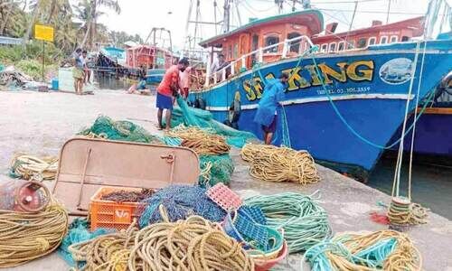 ട്രോ​ളി​ങ് നി​രോ​ധ​നം: തീ​ര​ദേ​ശ​ത്ത് ഇ​നി വ​റു​തി​യു​ടെ നാ​ളു​ക​ൾ