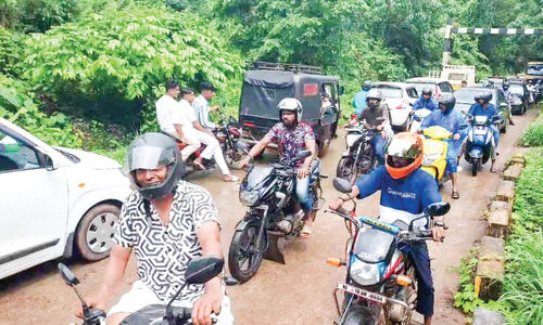 വാണിയമ്പലം റെയിൽവേ ഗേറ്റ് മൂന്ന് ദിവസത്തേക്ക് അടച്ചു; വെള്ളാമ്പുറം റോഡിൽ വാഹനത്തിരക്ക്