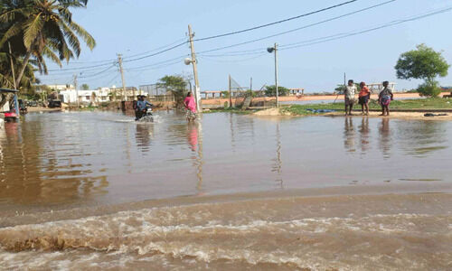 കോ​വ​ളം തീരദേശത്ത്​ കടലാക്രമണം; വാഹനഗതാഗതമുൾപ്പെടെ തടസ്സപ്പെട്ടു