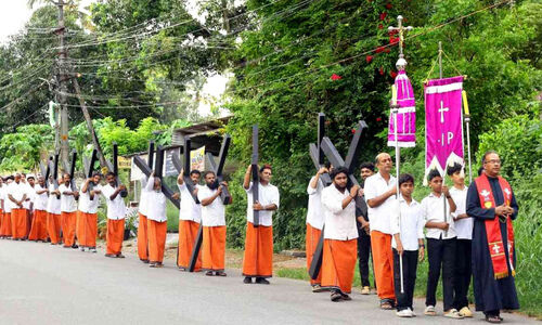പീഡാനുഭവ സ്മരണയില് ദുഃഖവെള്ളി ആചരിച്ചു പീഡാനുഭവ സ്മരണയില് ദുഃഖവെള്ളി ആചരിച്ചു