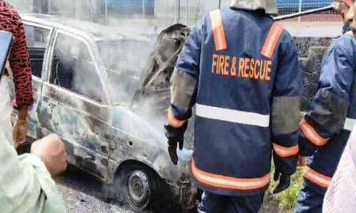 ഓടിക്കൊണ്ടിരുന്ന കാറിന് തീപിടിച്ചു ഓടിക്കൊണ്ടിരുന്ന കാറിന് തീപിടിച്ചു