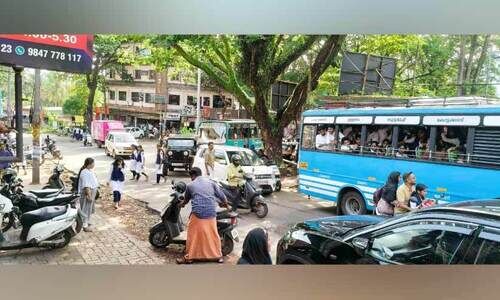 ബ​സു​ക​ൾ ഉ​ൾ​പ്പെ​ടെ വാ​ഹ​ന​ങ്ങ​ളു​ടെ അ​ന​ധി​കൃ​ത പാ​ർ​ക്കി​ങ്; അ​ത്താ​ണി​ക്ക​ൽ ജ​ങ്ഷ​നി​ൽ ഗ​താ​ഗ​ത കു​രു​ക്ക്