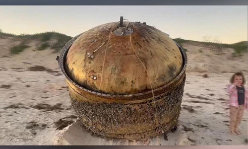 ആസ്ത്രേലിയൻ ബീച്ചിൽ കരക്കടിഞ്ഞ് നിഗൂഢ വസ്തു; ചിത്രങ്ങൾ വൈറൽ