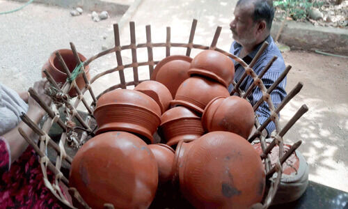പ​ര​മ്പ​രാ​ഗ​ത ക​ളി​മ​ൺ പാ​ത്ര നി​ർ​മാ​ണ മേ​ഖ​ല ഉ​ട​ഞ്ഞ് ത​ക​രു​ന്നു