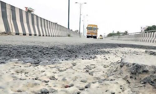 ചേറ്റുവ പാലത്തിൽ വൻ കുഴികൾ; യാത്രക്കാർക്ക് ഭീഷണി ചേറ്റുവ പാലത്തിൽ വൻ കുഴികൾ; യാത്രക്കാർക്ക് ഭീഷണി