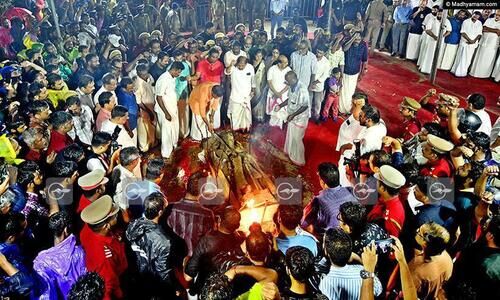 ര​ക്ത​സാ​ക്ഷി കു​ടീ​രം സാ​ക്ഷി; സ​മ​ര​നാ​യ​ക​ൻ ഇ​നി വീ​റു​റ്റ ഓ​ർ​മ