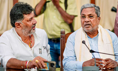 അ​ഭ്യൂ​ഹ​മു​യ​ർ​ത്തി ക​ർ​ണാ​ട​ക മു​ഖ്യ​മ​ന്ത്രി​യും ഉ​പ​മു​ഖ്യ​മ​ന്ത്രി​യും ഡ​ൽ​ഹി​യി​ൽ