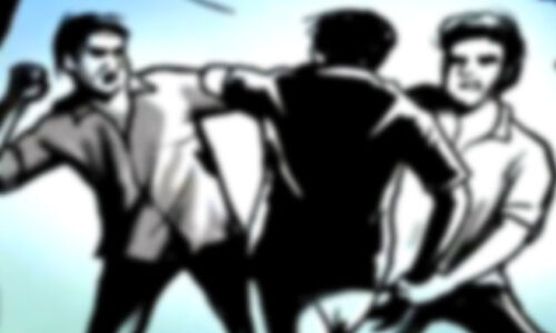 യു​വാ​വി​നെ ത​ട്ടി​ക്കൊ​ണ്ടു​പോ​യി മ​ർ​ദി​ച്ച സം​ഭ​വം; 10 പേ​ർ​ക്കെ​തി​രെ കേ​സ്