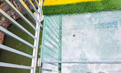 ഉദ്ഘാടനത്തിന് മുന്നേ ആക്കുളം കണ്ണാടിച്ചില്ല് പാലം തകർന്നു ഉദ്ഘാടനത്തിന് മുന്നേ ആക്കുളം കണ്ണാടിച്ചില്ല് പാലം തകർന്നു