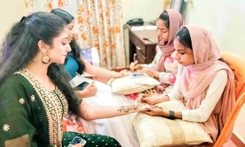 മൊ​ഞ്ചു​ള്ള മൈ​ലാ​ഞ്ചി ഡി​സൈ​നു​മായി ഇ​ൻ​ഷയും ഖ​ദീ​ജയും