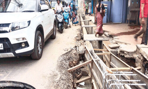 സ്കൂട്ടർ മറിഞ്ഞു; പിഞ്ചുകുഞ്ഞടക്കം മൂന്നുപേർ ഓടയിൽ വീണു