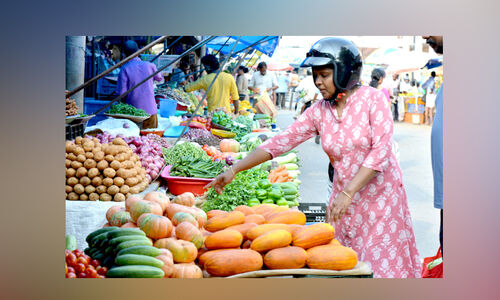 നാടൊരുങ്ങി, സമൃദ്ധിയുടെ വിഷുനാളിനായി... നാടൊരുങ്ങി, സമൃദ്ധിയുടെ വിഷുനാളിനായി...
