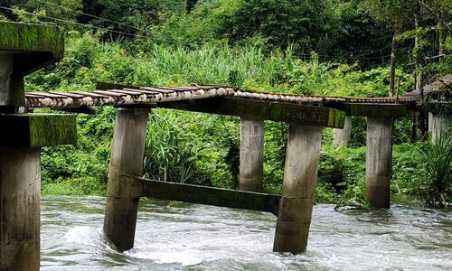 പാ​ലം പ​ണി പാ​തി​വ​ഴി​യി​ല്‍; ദു​രി​തം പേ​റി നാ​ട്ടു​കാ​ര്‍