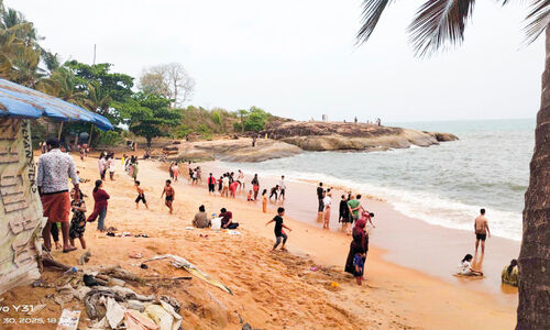 തി​ര​ക്കേ​റി കാ​പ്പാ​ട് ക​ട​ൽ​ത്തീ​രം