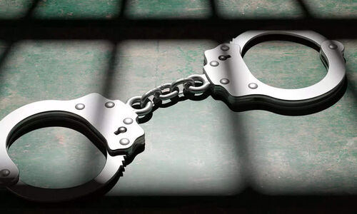 ജാ​തി​പ്പേ​ര് വി​ളി​ച്ച് അ​തി​ക്ര​മം: പ്ര​തി​ക​ള്‍ക്ക് ത​ട​വ്