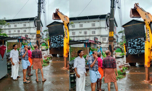 ക്ലീൻ ആൻഡ് ബ്യൂട്ടി ഉദുമ; അനധികൃത തട്ടുകടകൾ നീക്കി ക്ലീൻ ആൻഡ് ബ്യൂട്ടി ഉദുമ; അനധികൃത തട്ടുകടകൾ നീക്കി