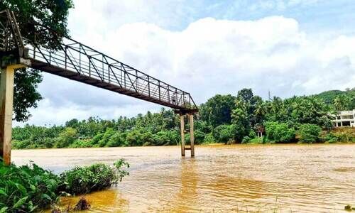 മൂ​ർ​ക്ക​നാ​ട് സ്കൂ​ൾ ക​ട​വ് ന​ട​പ്പാ​ലം ഒ​ലി​ച്ച് പോ​യി​ട്ട് ആ​റു​വ​ർ​ഷം