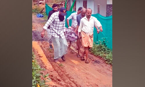 താമസിക്കുന്നിടത്ത് വാഹനമെത്തില്ല; രോഗികളെ ചുമന്ന് ആശുപത്രിയിൽ എത്തിക്കേണ്ട അവസ്ഥ താമസിക്കുന്നിടത്ത് വാഹനമെത്തില്ല; രോഗികളെ ചുമന്ന് ആശുപത്രിയിൽ എത്തിക്കേണ്ട അവസ്ഥ